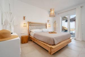 AgkidiaPleiades Villas Naxos2 (Hottub)的一间带大床的卧室和一个阳台