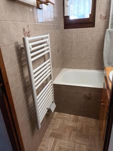 大博尔南Appartement dupleix - 6 personnes - Grand Bornand village的带浴缸和盥洗盆的浴室