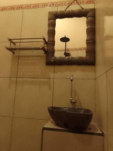 帕洋安bucu hidden guest house, and meditation center的一间带水槽和镜子的浴室