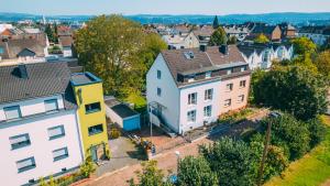 科布伦茨Ferienvilla Koblenz的享有小镇的空中景致,设有房屋