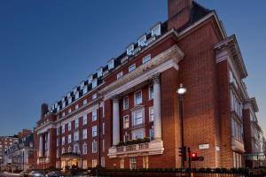 伦敦Grand Residences by Marriott - Mayfair-London的城市街道上一座大型红砖建筑