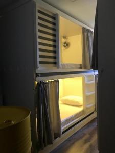 卡波布里奥AIPA HOSTEL.COM的客房内的一张带灯的双层床