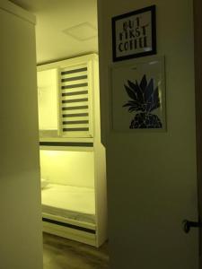 卡波布里奥AIPA HOSTEL.COM的配有冰箱的房间,里面设有一张床