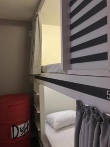 卡波布里奥AIPA HOSTEL.COM的一间卧室配有一张带镜子的双层床