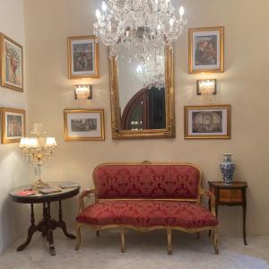 维多利亚Santa Marija House的客厅配有红色的沙发和镜子