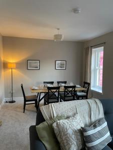 卡伦德Stunning Apartment in Callander的客厅配有桌子和沙发