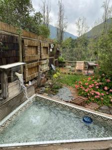 Cajon del MaipoLoft del Rio的后院的小型游泳池,带有木栅栏