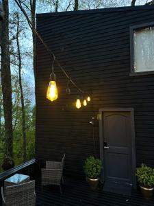 潘吉普伊Tiny House & Loft House的一群灯挂在房子里