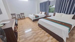Thach Loi家庭过境酒店的酒店客房配有两张床和一张书桌