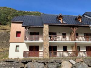 拉姆吉Appartement 2 chambres en duplex à La Mongie的屋顶上设有太阳能电池板的房子