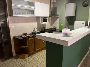 派桑杜Relax V的厨房配有水槽和台面