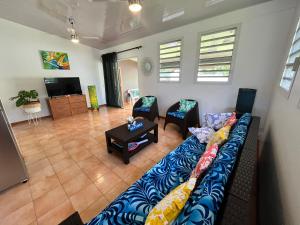 帕帕拉Tahiti - Kea Lodge的带沙发和电视的客厅