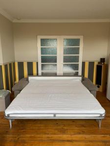 汉堡汉堡 - 切驰韦德公寓的窗户客房内的一张大白色床