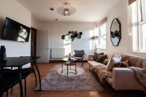 南安普敦Highland - 2 Bedroom Flat with Parking的客厅配有沙发和桌子