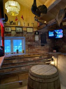 高尔Hesla Farm的酒吧设有木桌和桶子