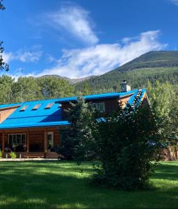 维勒蒙特Cougar Mountain Cabin Rentals的旁边设有太阳能电池板的房子