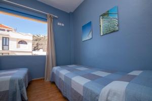 圣地亚哥海滩海鸥旅馆的一间卧室设有两张床和大窗户
