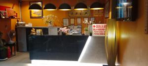 斯利姆河翁岗酒店的一间在房间内有蓝色柜台的餐厅