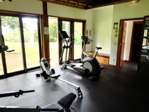 帕佩托艾Villa Honu - Legends Residences - Stunning Ocean Views的一间健身房,里面装有几辆健身自行车,房间设有窗户