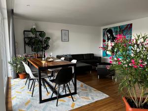 爱尔福特Barbarossa Suite的客厅配有桌子和一些植物