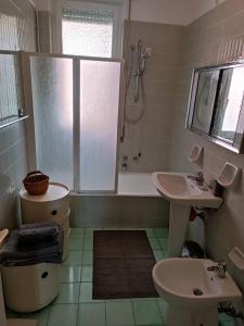佐阿利Casa Monteprato的浴室配有卫生间、盥洗盆和淋浴。