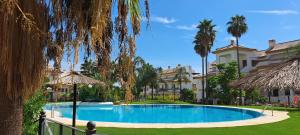 米哈斯El Olive - Calanova Grand golf的房屋前的游泳池