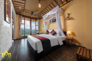 Pu LuongHanasa Pu Luong Resort的卧室配有白色的床和窗户。