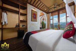 Pu LuongHanasa Pu Luong Resort的一间卧室设有一张大床和一个窗户。