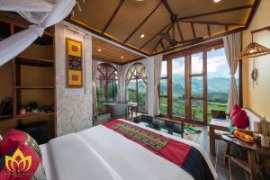 Pu LuongHanasa Pu Luong Resort的一间设有床铺的卧室,位于带窗户的房间内