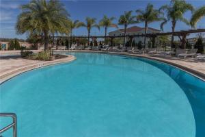 基西米New Home Close To Disney Bliss!的棕榈树度假村的大型游泳池