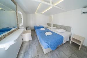 天堂海滩海滩露营帕拉迪斯酒店的一间带两张床和浴缸的卧室