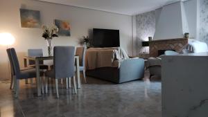 科尔多瓦Los Cipreses的客厅配有床和桌椅