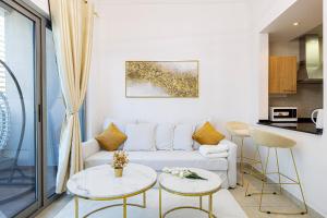 迪拜Luxury and spacious full Marina view的客厅配有沙发和2张桌子