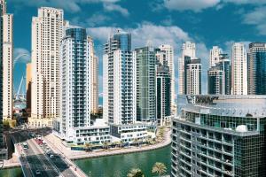 迪拜Luxury and spacious full Marina view的享有拥有高楼和河流的城市美景