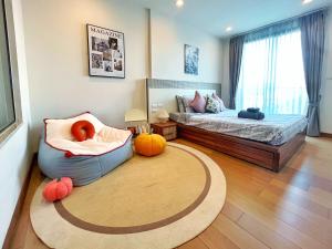 清迈The Astra cozy living suite的一间卧室配有床、沙发和地毯。