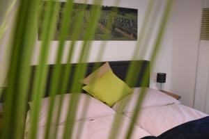 菲尔斯滕费尔德Wein & Wohnen MATZL - Ferienwohnung的一张带黄色枕头和绿色窗帘的床