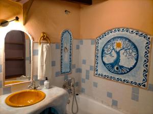 圣乔治Casa Rural tía Salomé的浴室设有水槽和蓝色及白色瓷砖