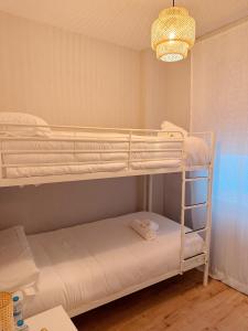 科尔多瓦CENTER FLAT MEZQUITA的客房设有两张双层床和吊灯。