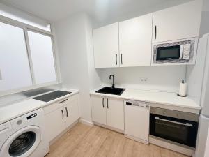 科尔多瓦CENTER FLAT MEZQUITA的白色的厨房配有水槽和洗衣机