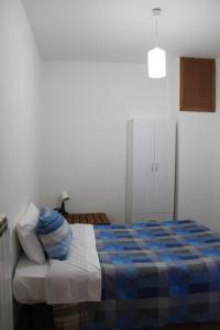 ConocchiaLa collina degli ulivi的一间卧室配有一张带蓝色毯子的床