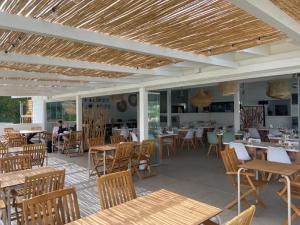 阿玛考德佩拉Casa da Rocha的一间设有木桌椅的餐厅,以及一间供个人用餐的餐厅