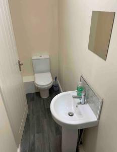克鲁Ensuite Room, Hotel Standard. Close to Crewe Train Station的浴室配有白色水槽和卫生间。