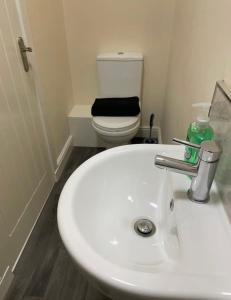 克鲁Ensuite Room, Hotel Standard. Close to Crewe Train Station的浴室配有白色水槽和卫生间。