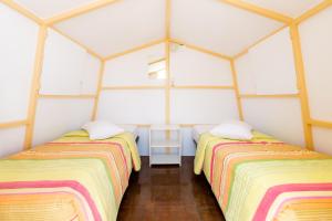 天堂海滩海滩露营帕拉迪斯酒店的冰屋中带两张床的房间