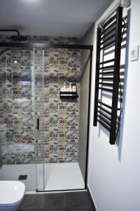 塞维利亚Sevilla Urban Flat的一间带卫生间的浴室和一堵葡萄酒瓶