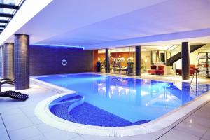 爱丁堡诺富特爱丁堡公园酒店的一座大型游泳池,位于酒店大楼内