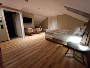 珀丽Hotel Wehra的卧室配有一张床和一张桌子及椅子