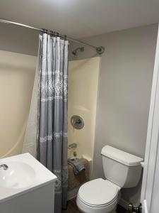 LincolnLincoln House Motel的浴室配有白色卫生间和盥洗盆。
