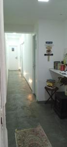 里约热内卢Lapa Bed and breakfast Apartamento Rio de Janeiro的一条空的走廊,走廊通往一个房间