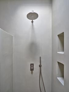 莫罗斯帕罗Private Luxury Scarlet beachfront villa, Molos, Paros的带淋浴喷头的浴室